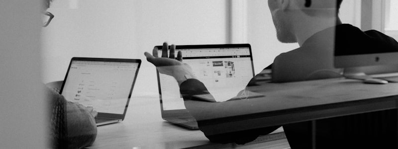 投资者在会议室讨论体育产业投资报告