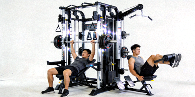 多功能综合训练器，可进行多种力量训练动作