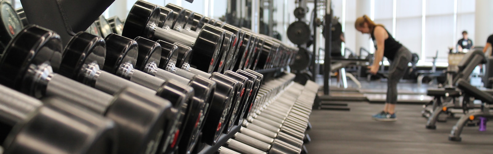 专业体育装备与运动场景结合展示，运动员正在使用高端健身器材