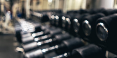 高端商用智能跑步机，带大尺寸触摸屏和多种训练模式