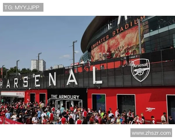 足球巨星邂逅美丽佳人瞬间引发社交网络热议,球场外的温馨互动成焦点